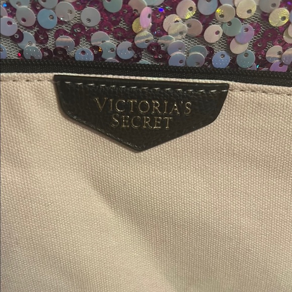 Victoria's Secret Cream Makeup bag - Picture 2 of 4